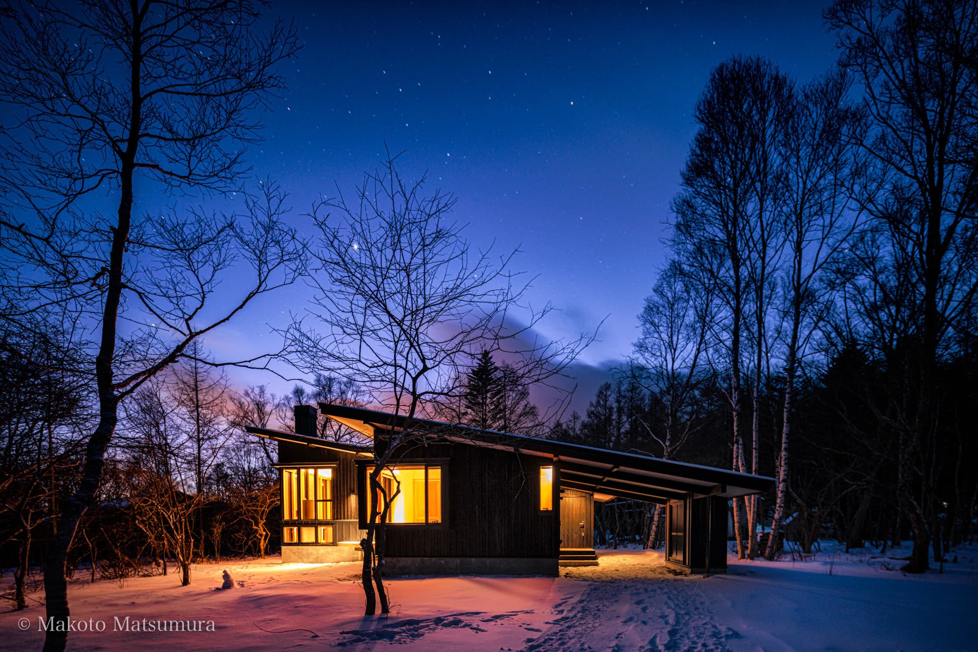 厳冬期の戸建住宅竣工撮影　夕景